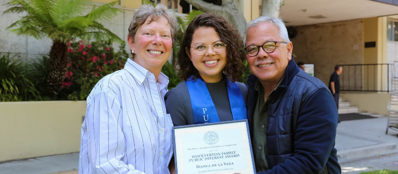 Bianca de la Vega with her family and award